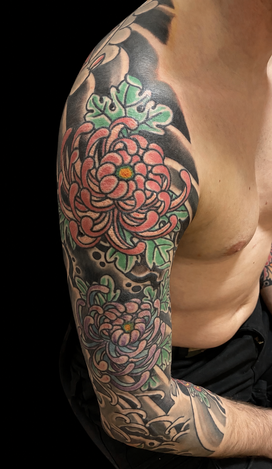 Colour chrysanthemum Japanese upper-arm tattoo